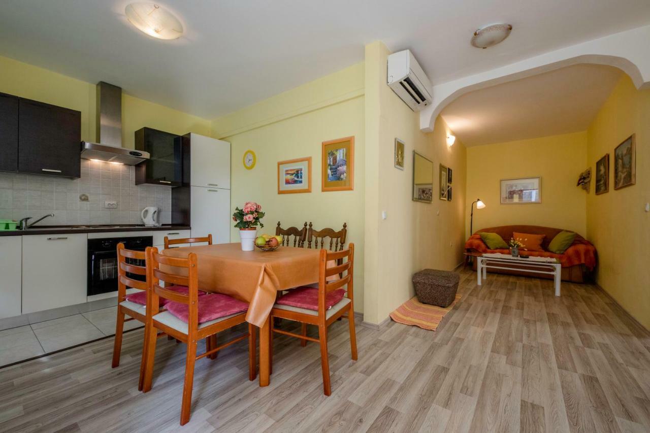 Apartment Marina Rab Town Bagian luar foto
