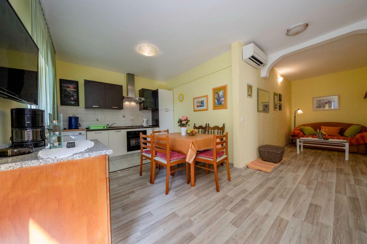Apartment Marina Rab Town Bagian luar foto
