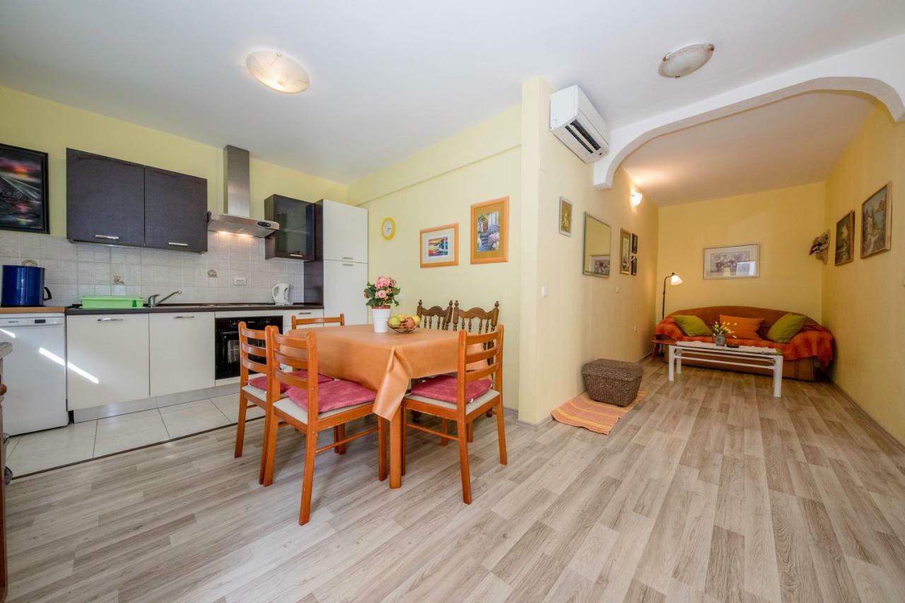 Apartment Marina Rab Town Bagian luar foto